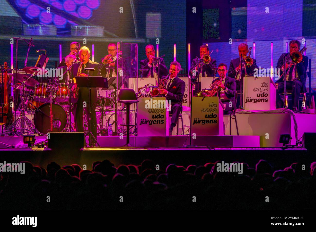 22.11.2024, xkkux, Düsseldorf, Mitsubishi Electric HALLE, da Capo Udo Jürgens - Gedenk-Konzert zusammen mit dem Original Live-Orchester unter der Leitung von Pepe Lienhard. Bei der Best-of Show wurden auf einer großen LED-Wand Bilder und Videos der Musiklegende Udo Jürgens gezeigt. NRW Deutschland *** 22 11 2024, xkkux, Düsseldorf, Mitsubishi Electric HALLE, da Capo Udo Jürgens Gedenkkonzert zusammen mit dem Original-Live-Orchester unter der Leitung von Pepe Lienhard bei der Best of Show wurden Bilder und Videos der Musiklegende Udo Jürgens auf einer großen LED-Wand NRW Deutschland gezeigt Stockfoto