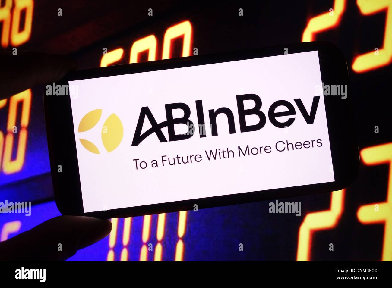 Polen. November 2024. In dieser Fotoabbildung wird das Firmenlogo von Anheuser-Busch InBev auf einem Smartphone-Bildschirm angezeigt. (Credit Image: © Piotr SWAT/SOPA Images via ZUMA Press Wire) NUR REDAKTIONELLE VERWENDUNG! Nicht für kommerzielle ZWECKE! Stockfoto