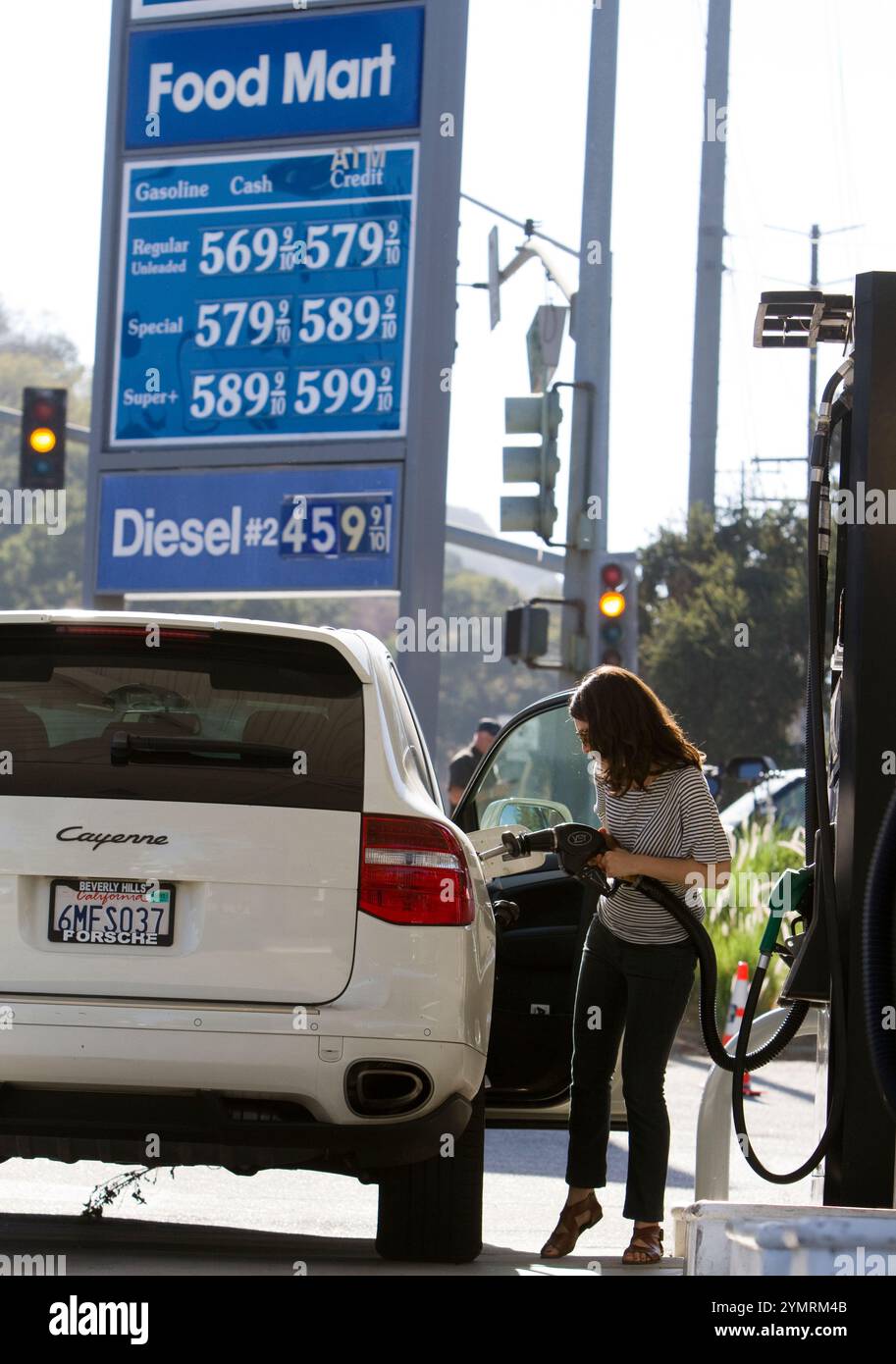 Die Gaspreise erreichen an der Low P Tankstelle in Calabasas, CA, einem besiedelten Vorort in Los Angeles, fast 6,00 US-Dollar pro Gallone. Es fehlt an Kraftstoff und extrem hoch Stockfoto