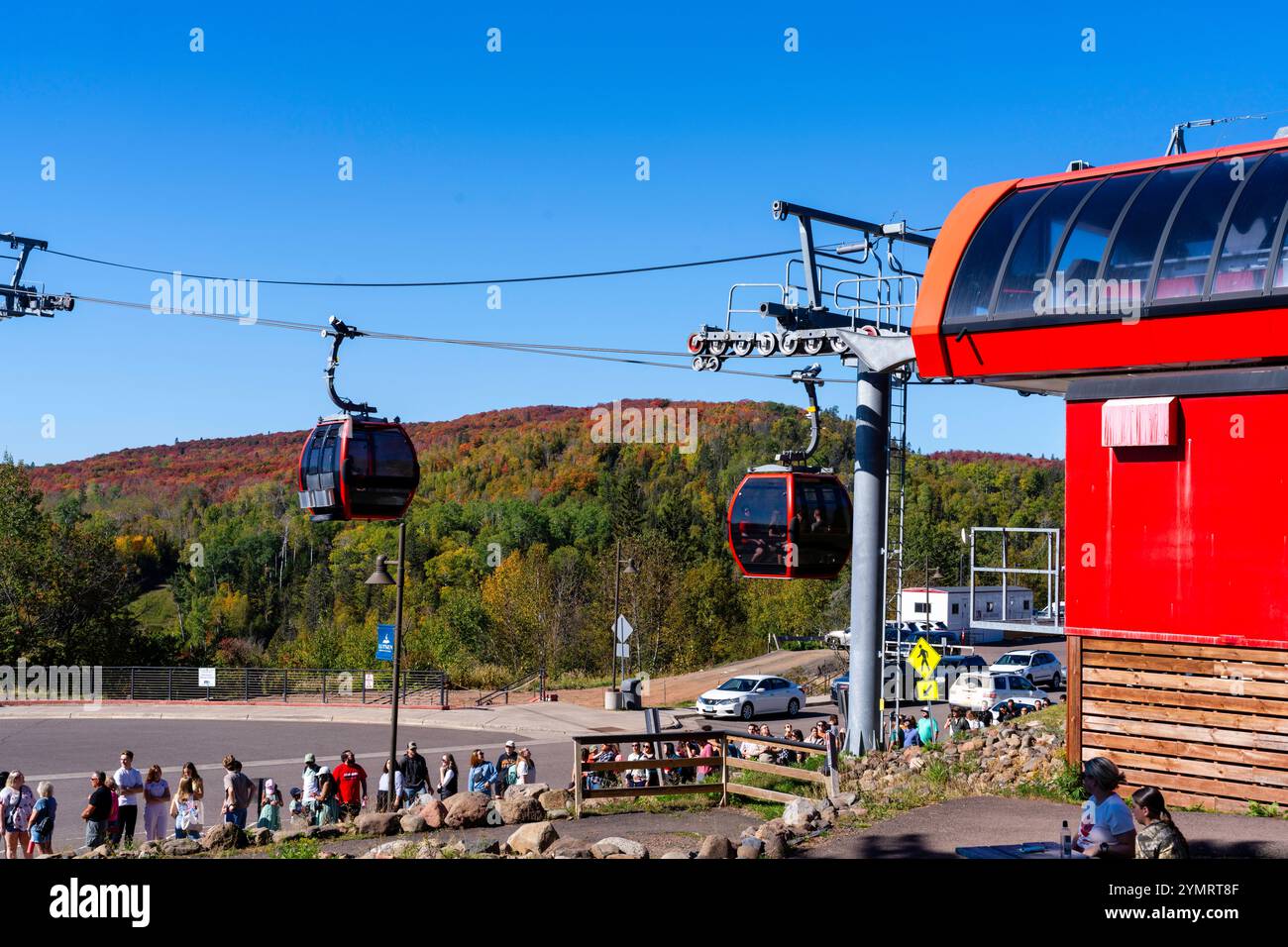 Laubgucker stehen an, um mit der Gondel zu fahren und im Herbst farbenfrohe Bäume zu sehen; Lutsen Mountain, Lutsen, Minnesota, USA. Stockfoto