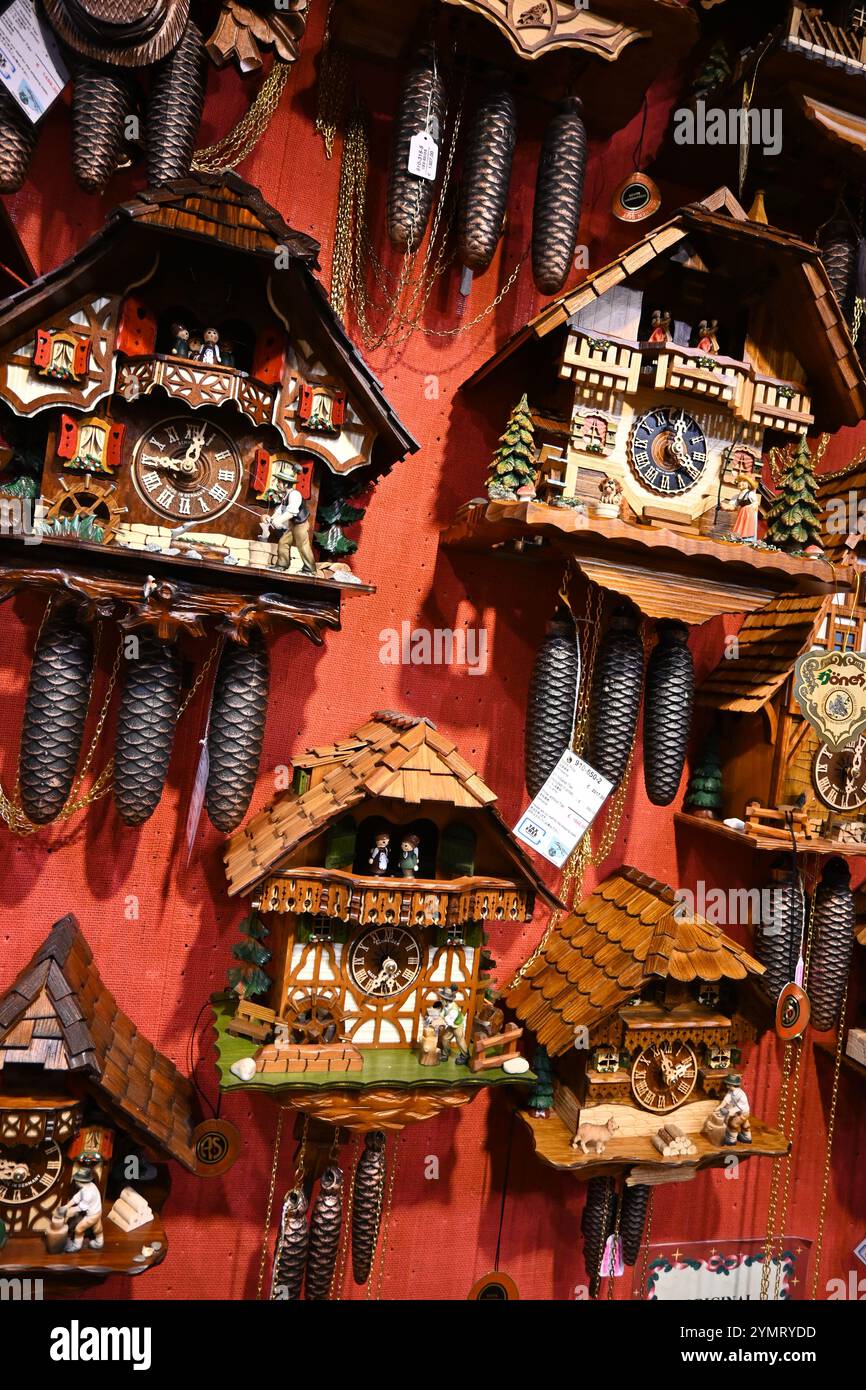 Kuckucksuhren an einer Ladenwand – Brügge, Belgien – 23. Oktober 2024 Stockfoto