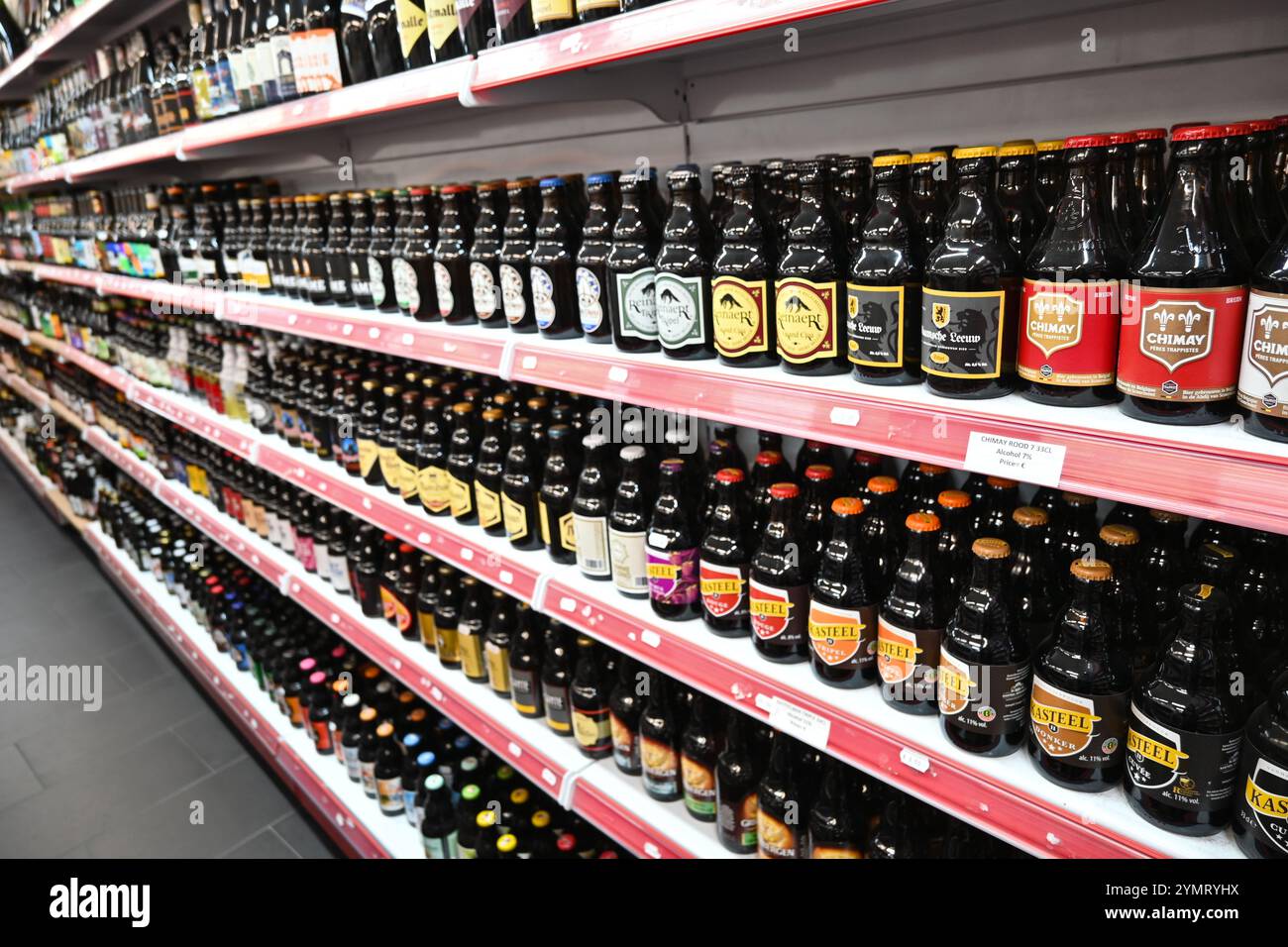Belgisches Bier in einem Souvenirladen – Brügge, Belgien – 23. Oktober 2024 Stockfoto