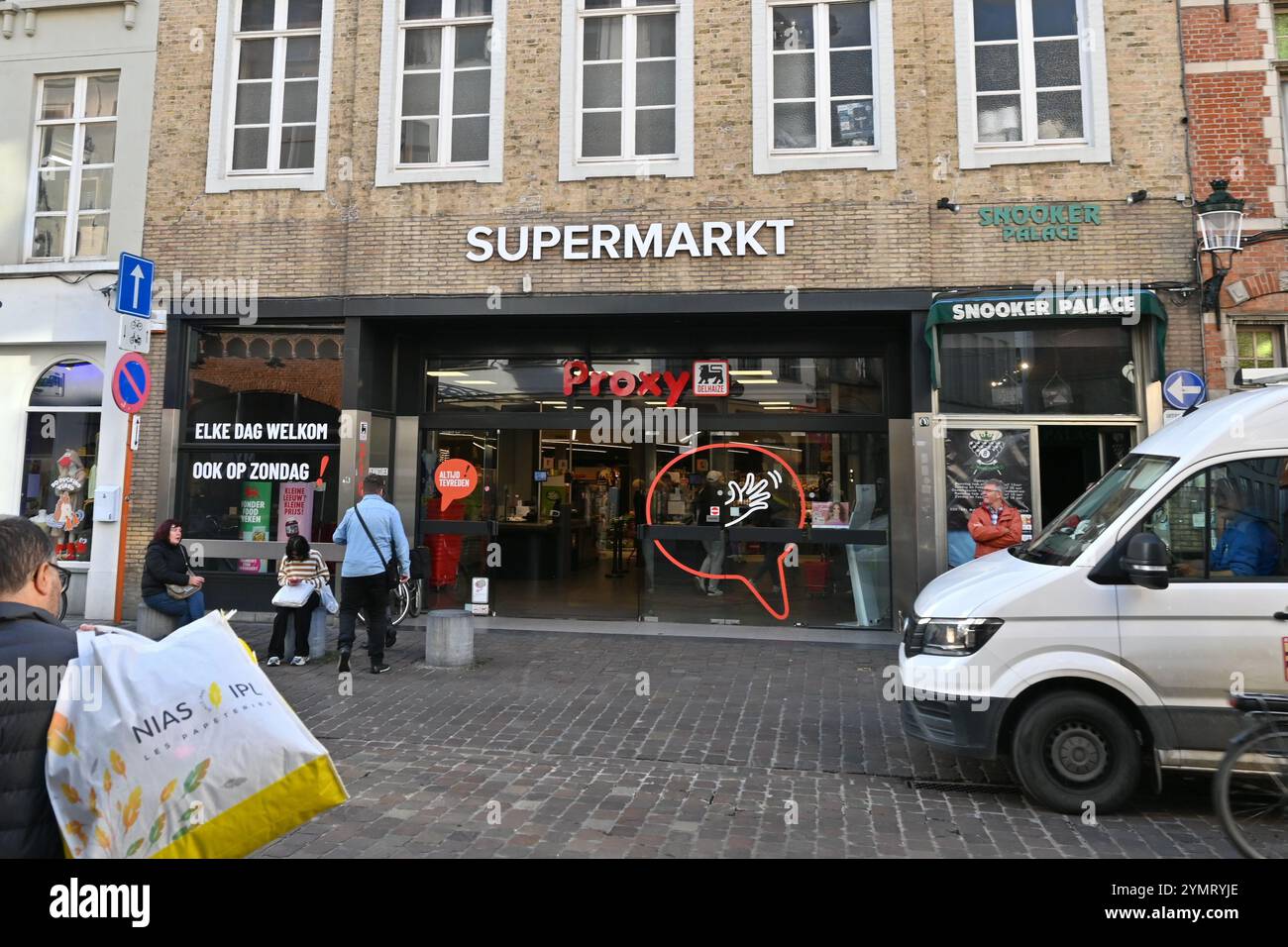 Proxy Delhaize Supermarkt – Brügge, Belgien – 23. Oktober 2024 Stockfoto