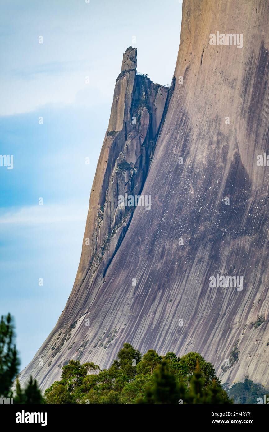 Der Lizard Rock trennte sich vom Hauptteil des Blue Rock Berges. Pedra Azul (Blue Stone) State Park. Espírito Santo, Brasilien. Stockfoto