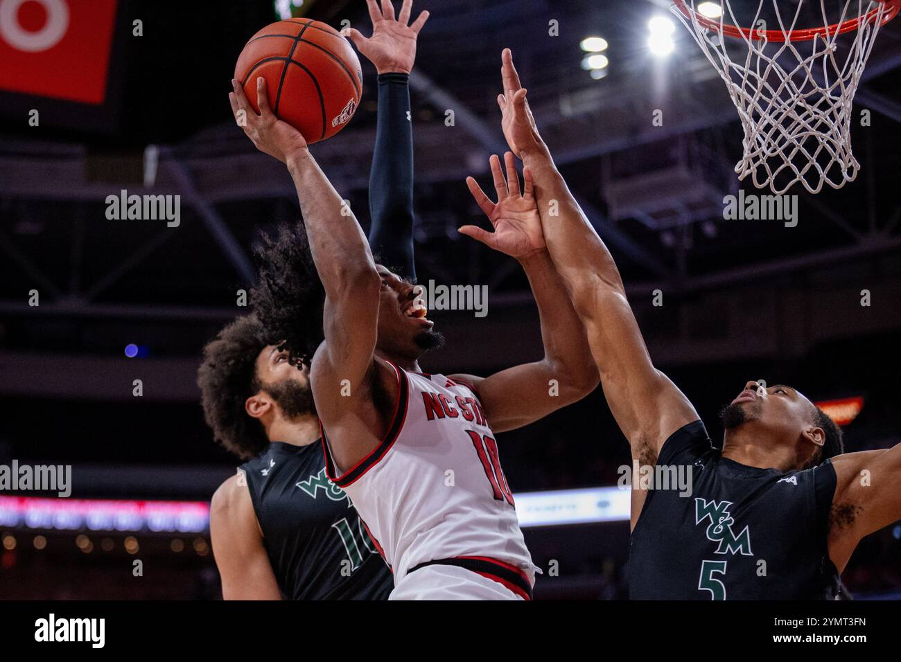 Raleigh, NC, USA. November 2024. Marcus Hill (10) schießt während der ersten Hälfte des NCAA Basketball Matchups im Lenovo Center in Raleigh, North Carolina, auf den Forward Noah Collier (5) der William & Mary Tribe Tribe. (Scott Kinser/CSM) (Bild: © Scott Kinser/Cal Sport Media). Quelle: csm/Alamy Live News Stockfoto