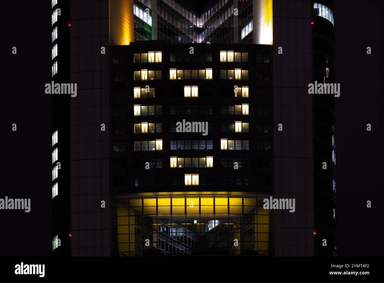 Der Commerzbank Tower in Frankfurt am Main auf einer Höhe von ca. 150 Metern illuminieren 48 Strahler in 22 Fenstern im Commerzbank Tower in Frankfurt am Main ein gelbes Herz, das bis Jahresende täglich von 19:00 Uhr bis 24 Uhr in Richtung Innenstadt leuchtet. Zusammenhalt und Gemeinschaft wird die Commerzbank damit deutlich sichtbar nach außen ausstrahlen. Frankfurt am Main Roßmarkt Hessen Deutschland *** der Commerzbank Tower in Frankfurt am Main auf einer Höhe von rund 150 Metern erhellen 48 Spots in 22 Fenstern im Commerzbank Tower in Frankfurt am Main ein gelbes Herz, das schwingt Stockfoto