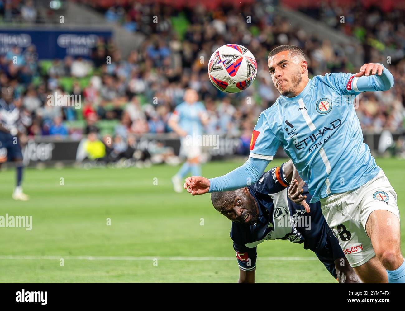 Melbourne, Australien. Oktober 2024. Harry Politidis von Melbourne City und Jason Geria, Kapitän von Melbourne Victory, wurden während des Men A-League 2024/25 Derby zwischen Melbourne Victory und Melbourne City im AAMI Park in Aktion gesehen. Endnote : Melbourne Sieg 3 : 1 Melbourne City (Foto: Olivier Rachon/SOPA Images/SIPA USA) Credit: SIPA USA/Alamy Live News Stockfoto