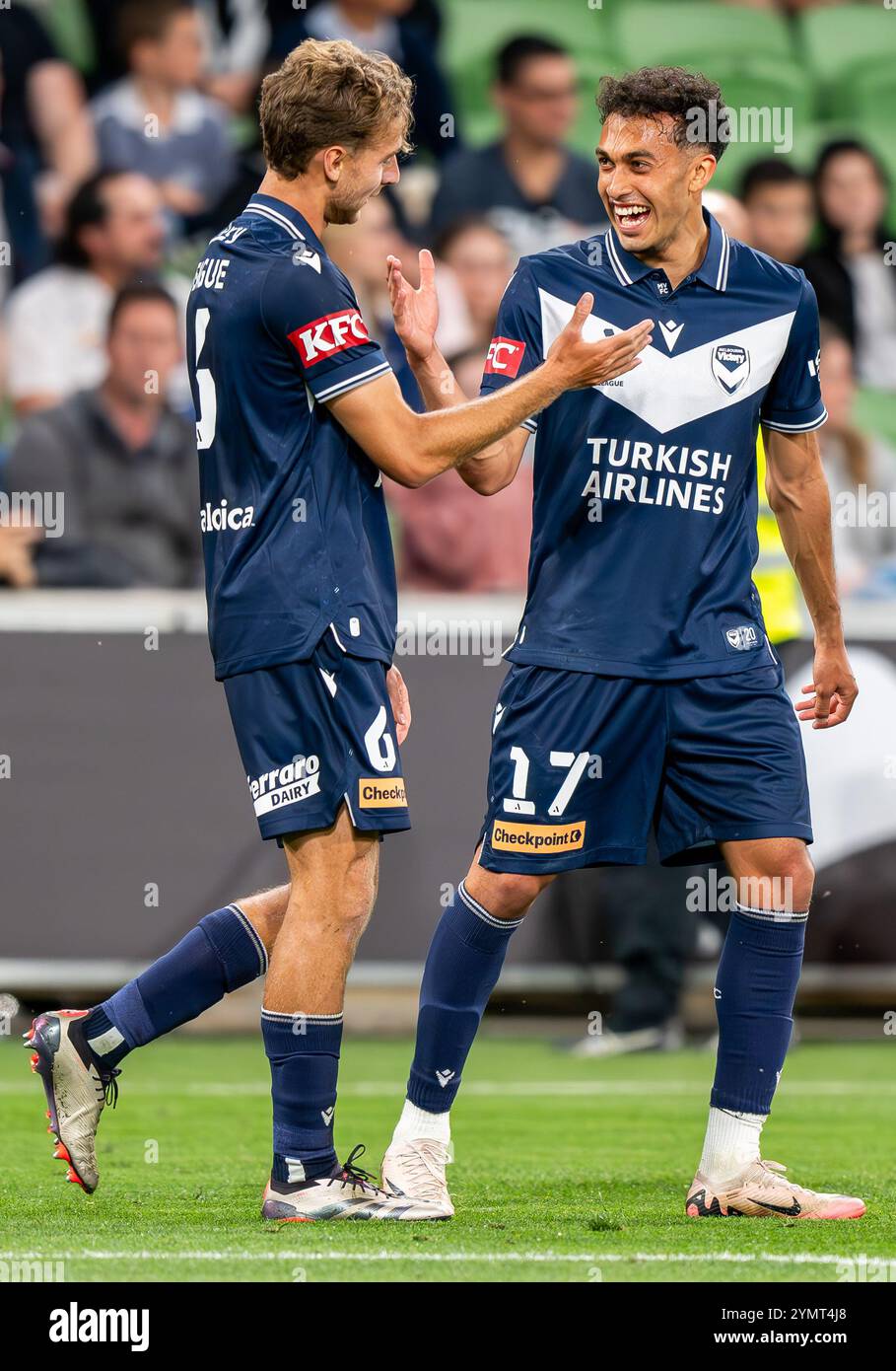 Melbourne, Australien. Oktober 2024. Nishan Velupillay (R) und Ryan Teague (L) von Melbourne Victory feiern ein Tor beim Men A-League 2024/25 Derby zwischen Melbourne Victory und Melbourne City im AAMI Park. Endnote : Melbourne Sieg 3 : 1 Melbourne City (Foto: Olivier Rachon/SOPA Images/SIPA USA) Credit: SIPA USA/Alamy Live News Stockfoto