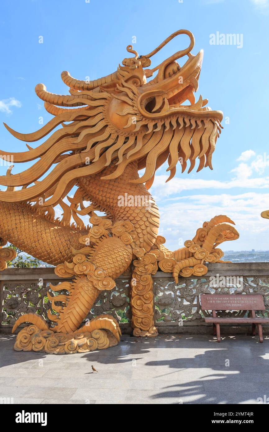 Chau Thoi Mountain Pagode besitzt eine landschaftliche Schönheit und hat eine ruhige, feierliche Atmosphäre, die Touristen in Vietnam anzieht. Stockfoto