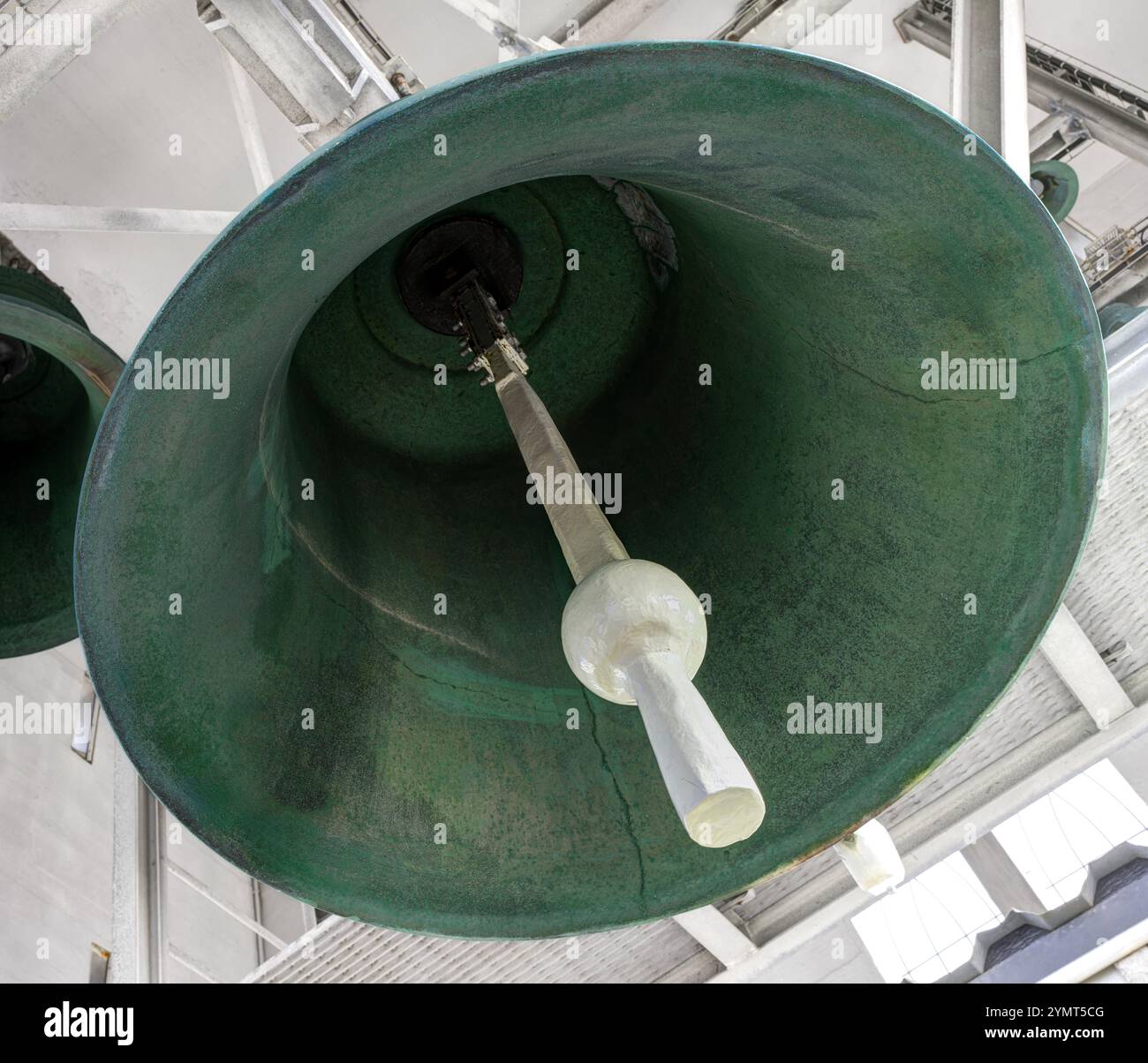 Glocke. Kirchturm von Hallgrímur (Hallgrímskirkja). Reykjavík, Island Stockfoto