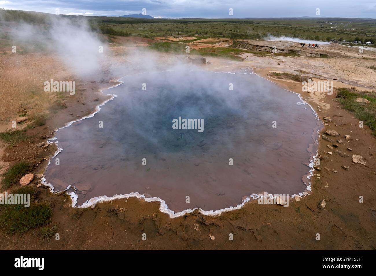 Konungshver Geysir (Königs heiße Quelle) im Geysir-Geothermiegebiet. Haukadalur Valley, Island Stockfoto
