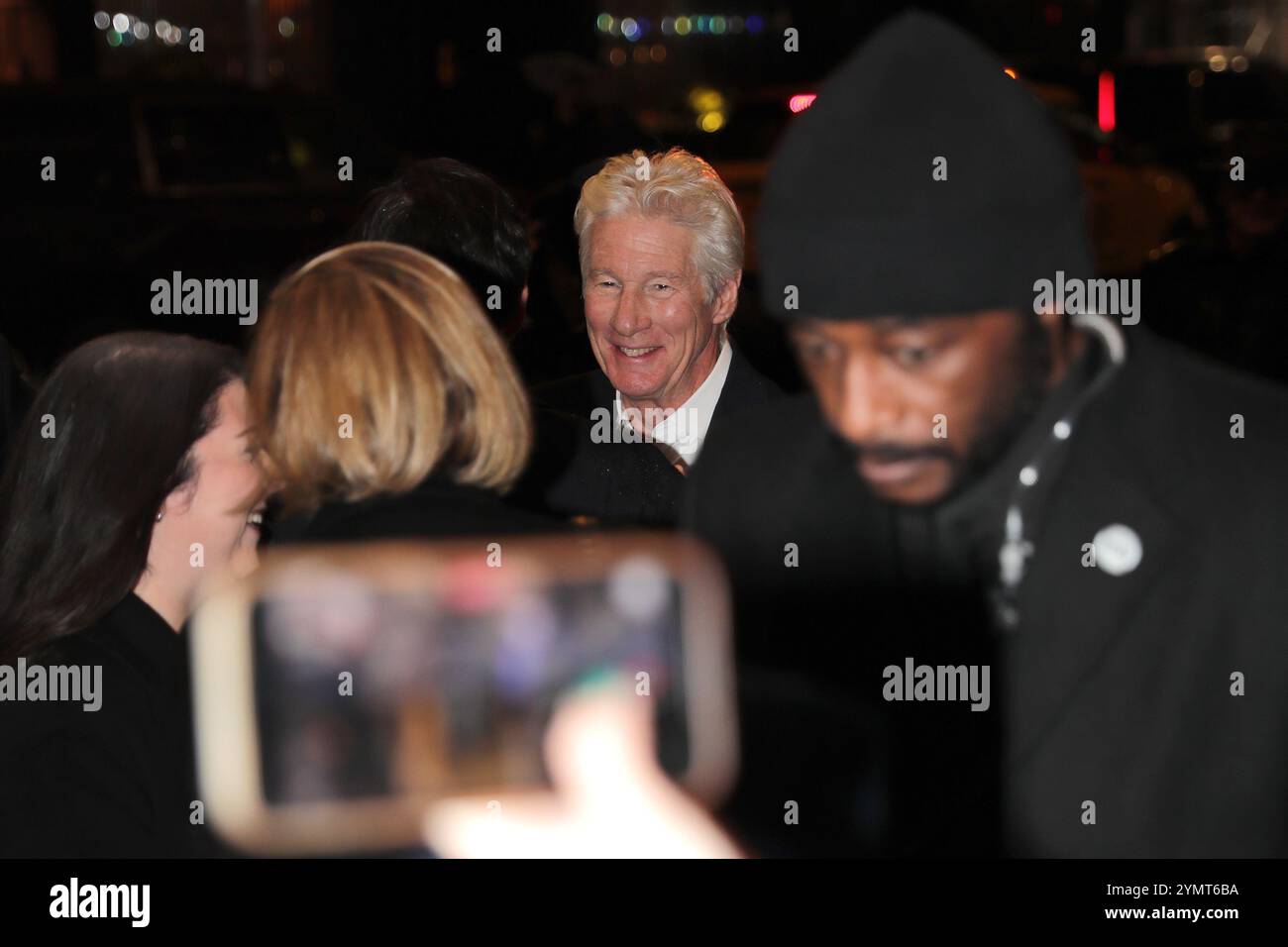 NY, USA. November 2024. NEW YORK, NEW YORK, 21. November 2024: Richard Gere besucht Paramount's New York Premiere im Museum of Modern Art (MOMA) an einer regnerischen Novembernacht in New York City. Foto: Giada Papini Rampelotto/EuropaNewswire (Kreditbild: © Luiz Rampelotto/ZUMA Press Wire) NUR REDAKTIONELLE VERWENDUNG! Nicht für kommerzielle ZWECKE! Stockfoto