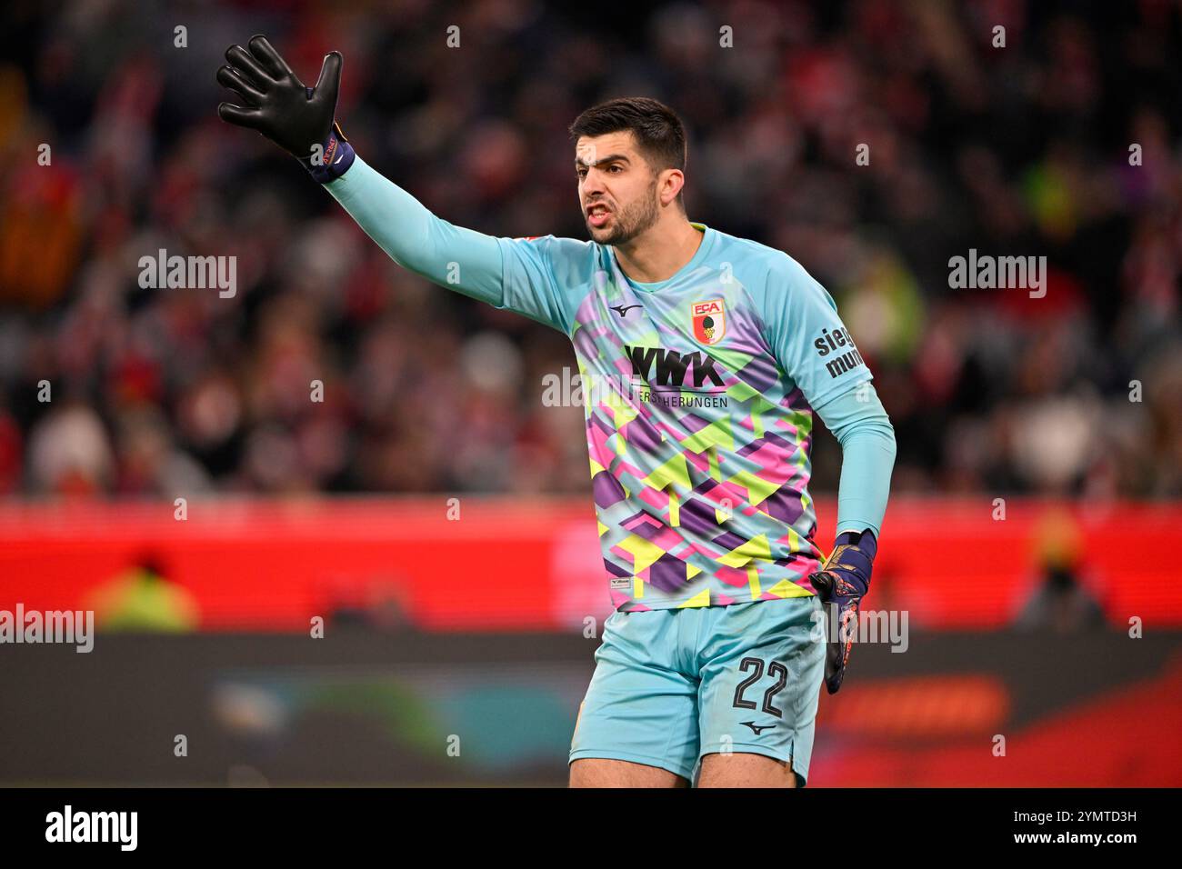 München, Deutschland. November 2024. Torwart Nediljko Labrovic FC Augsburg FCA (22) Gestik Geste FC Bayern München FCB vs. FC Augsburg FCA 22.11.2024 DFL-VORSCHRIFTEN VERBIETEN JEDE VERWENDUNG VON FOTOGRAFIEN ALS BILDSEQUENZEN UND/ODER QUASI-VIDEO/dpa/Alamy Live News Stockfoto