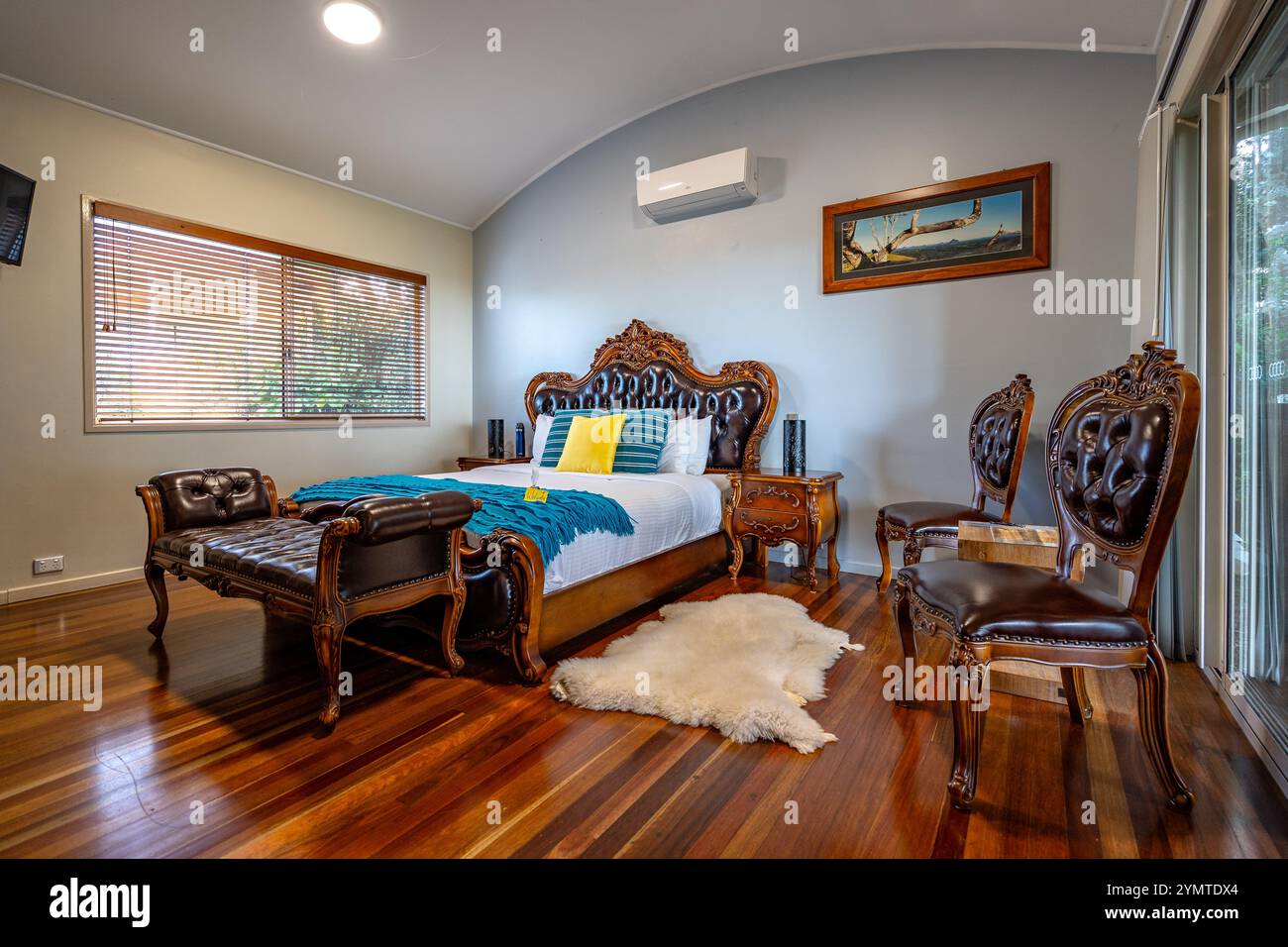 Maleny, QLD, Australien - 17. November 2024: Luxuriöse Hoteleinrichtung Stockfoto