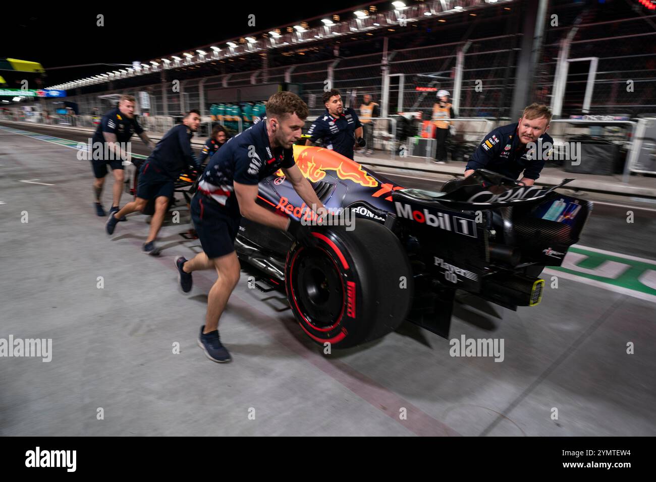 Las Vegas, Usa. November 2024. Red Bull Racing Mechaniker schieben das kaputte Auto des mexikanischen Formel-1-Fahrers Sergio Pérez während des dritten freien Trainings des Formel-1-Grand Prix in Las Vegas am Freitag, den 22. November 2024, zurück. Foto: Greg Nash/UPI Credit: UPI/Alamy Live News Stockfoto