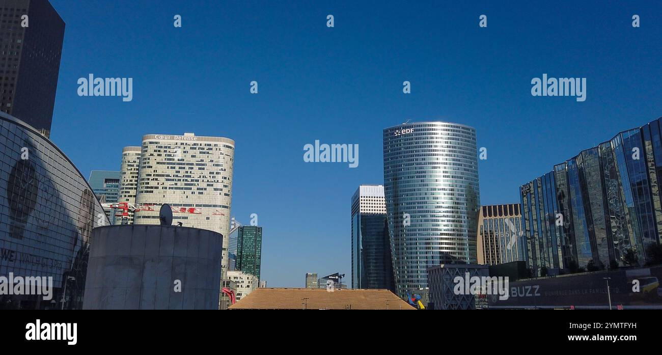 FRANKREICH. HAUTS-DE-SEINE (92) PUTEAUX. LA DEFENSE GESCHÄFTSVIERTEL. AUF DER ESPLANADE, DEM EDF-TURM UND DEM COEUR-VERTEIDIGUNGSBÜRO-KOMPLEX Stockfoto