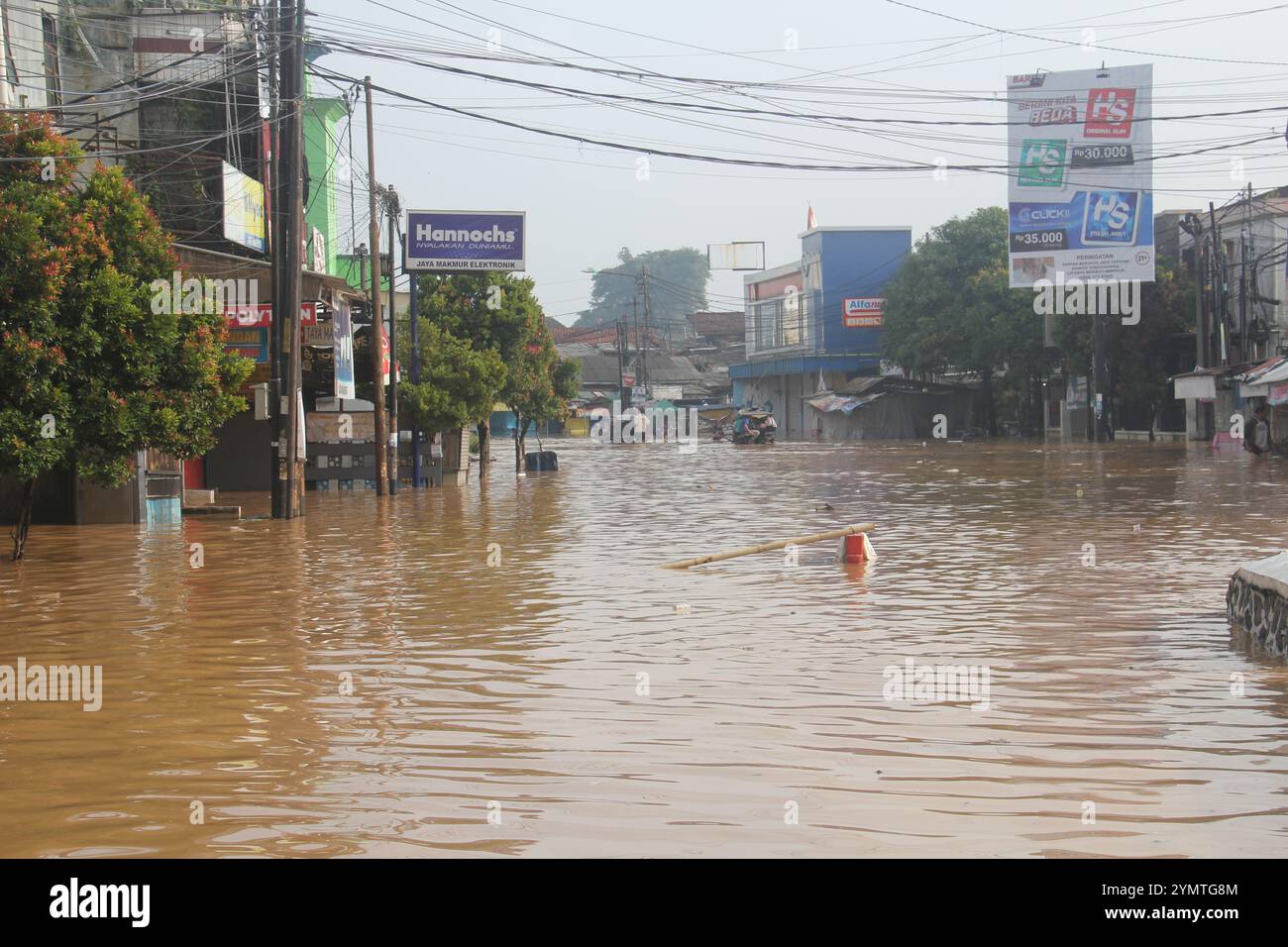 Überschwemmungen in Dayeuhkolot, Bandung Regency, Indonesien. Überschwemmungen in diesem Gebiet treten häufig während der Regenzeit auf. Stockfoto