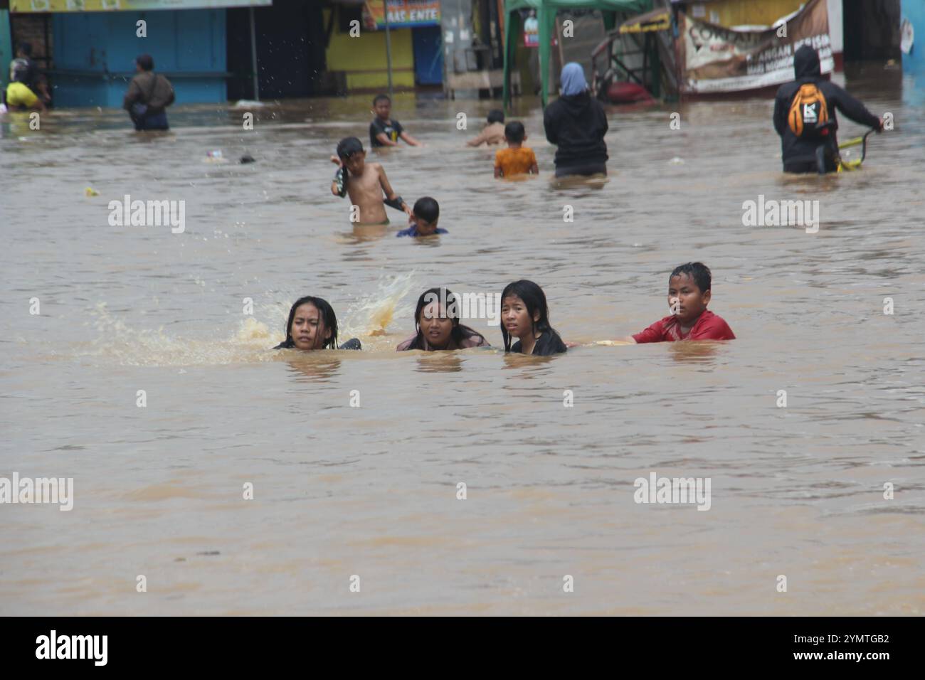 Überschwemmungen in Dayeuhkolot, Bandung Regency, Indonesien. Überschwemmungen in diesem Gebiet treten häufig während der Regenzeit auf. Stockfoto