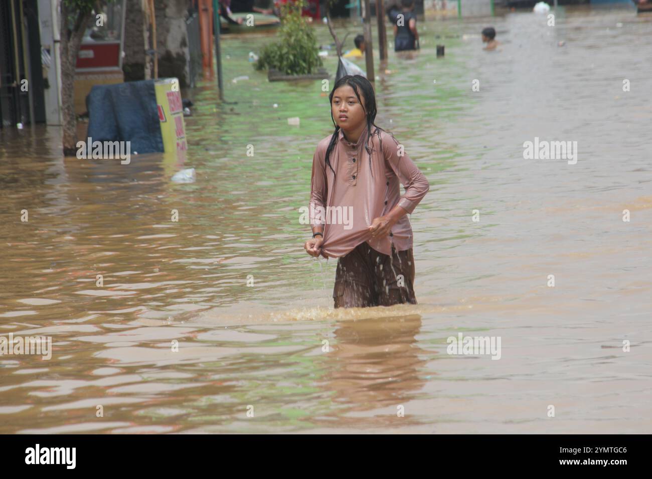 Überschwemmungen in Dayeuhkolot, Bandung Regency, Indonesien. Überschwemmungen in diesem Gebiet treten häufig während der Regenzeit auf. Stockfoto