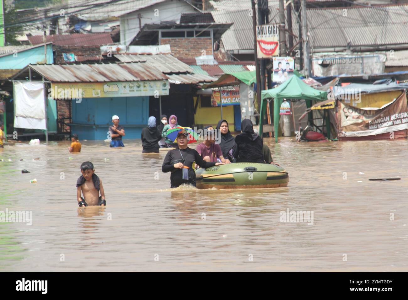 Überschwemmungen in Dayeuhkolot, Bandung Regency, Indonesien. Überschwemmungen in diesem Gebiet treten häufig während der Regenzeit auf. Stockfoto