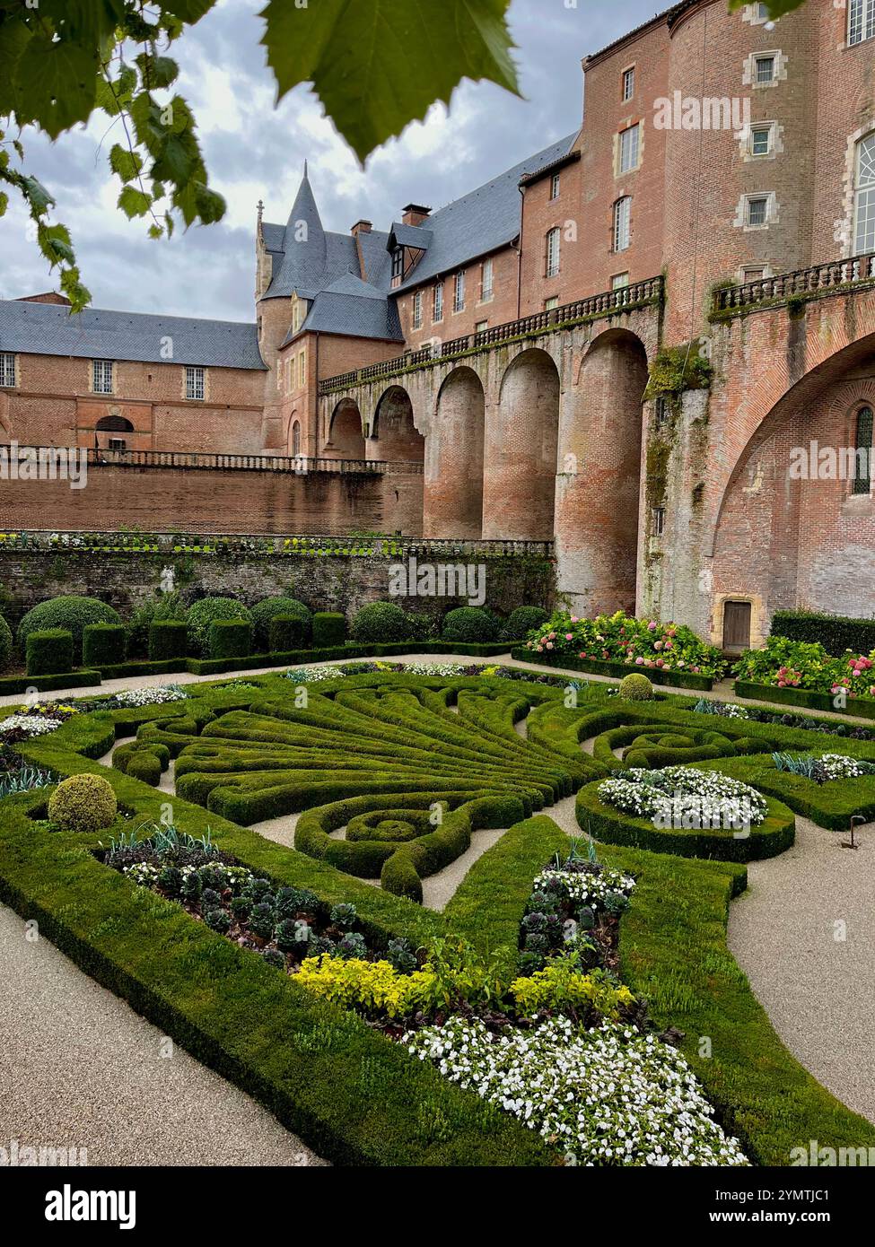 Die wunderschönen Gärten hinter einer Kunstgalerie und einem Museum in Albi, Südfrankreich, sind ein Werk an sich. Stockfoto Die wunderschönen Gärten hinter einer Kunstgalerie und einem Museum in Albi, Südfrankreich, sind ein Werk an sich. Stockfoto