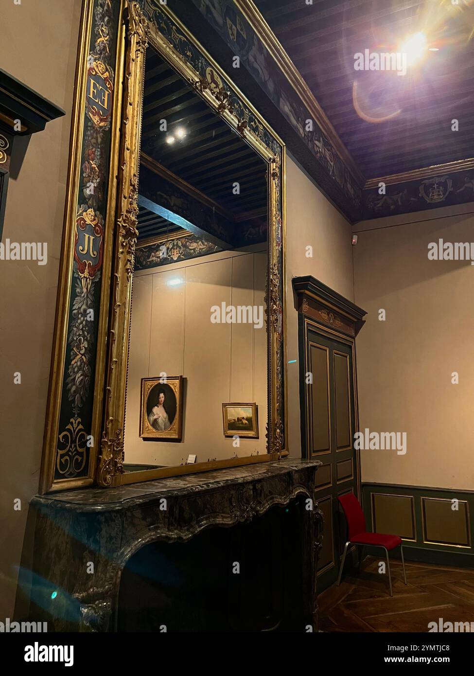 Ein künstlerischer Spiegel, eingerahmt mit Gold, Liebe und komplizierter Hand. Die Details in diesem Raum zeigen die hoch geschätzte Kunst in Albi, Südfrankreich. Stockfoto