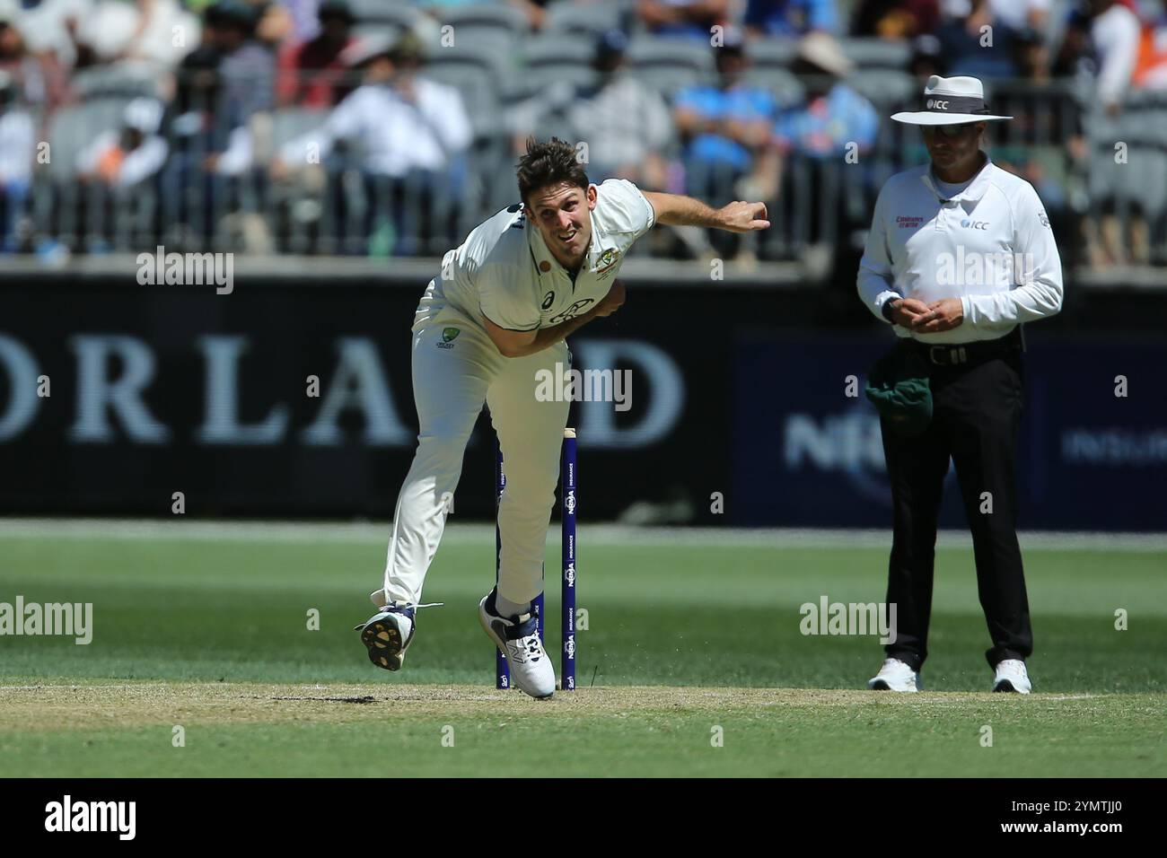 Perth Stadium, Perth, Australien. November 2024. International Test Cricket, Australien gegen Indien 1. Test Day 2; Mitch Marsh of Australia Bowls Credit: Action Plus Sports/Alamy Live News Stockfoto