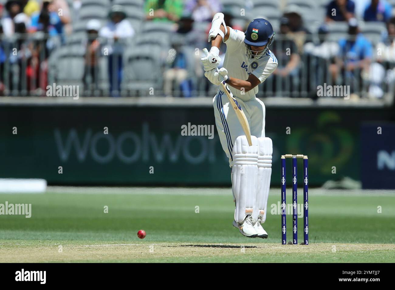 Perth Stadium, Perth, Australien. November 2024. International Test Cricket, Australien gegen Indien 1. Test Day 2; Yashasvi Jaiswal of India spielt einen defensiven Schuss Credit: Action Plus Sports/Alamy Live News Stockfoto