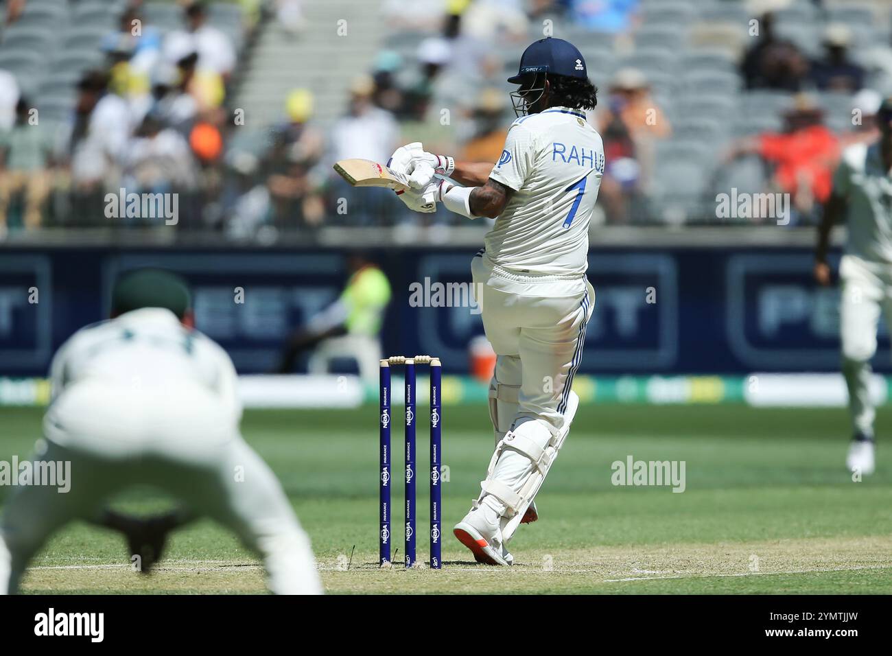 Perth Stadium, Perth, Australien. November 2024. International Test Cricket, Australien gegen Indien 1. Test Day 2; KL Rahul aus Indien zieht den Ball Credit: Action Plus Sports/Alamy Live News Stockfoto