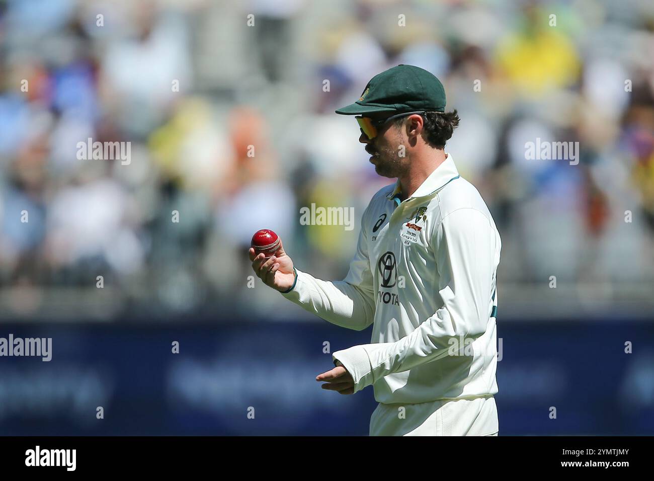 Perth Stadium, Perth, Australien. November 2024. International Test Cricket, Australien gegen Indien 1. Test Day 2; Travis Head of Australia prüft den Ball Credit: Action Plus Sports/Alamy Live News Stockfoto