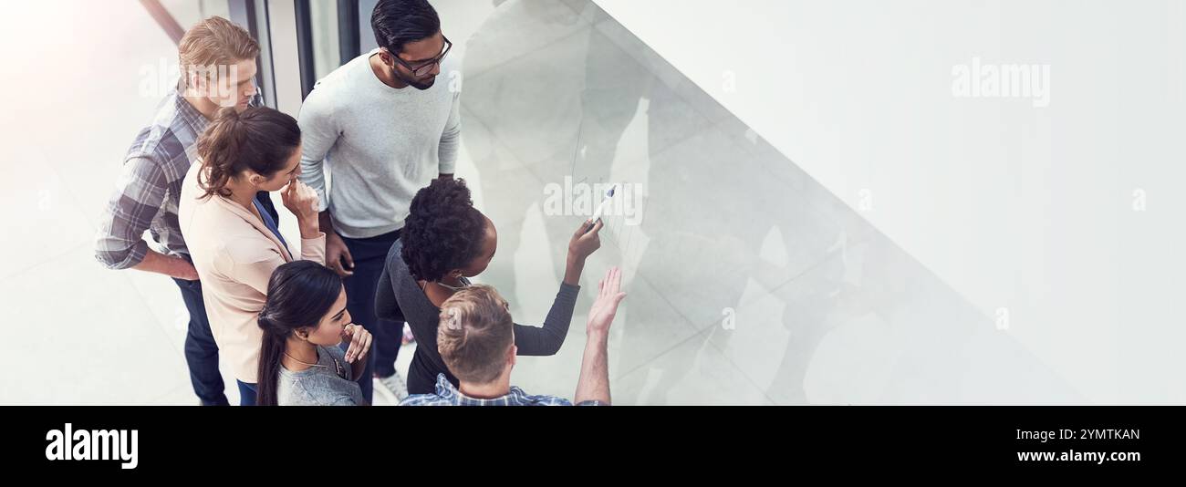 Büro, Glaswand und Geschäftsleute mit Diagrammen für Planung, Markttrends und Projektleistung. Mockup-Bereich, Mitarbeiter und Teamanalytiker mit Stockfoto