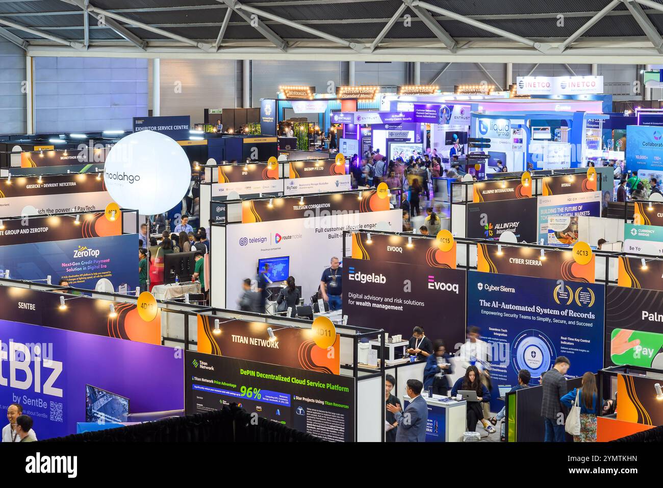 07. November 2024, Singapur: Überblick über die Messestände beim Fintech Festival 2024 auf der Singapore Expo Convention, an denen viele Technologieunternehmen teilnehmen Stockfoto