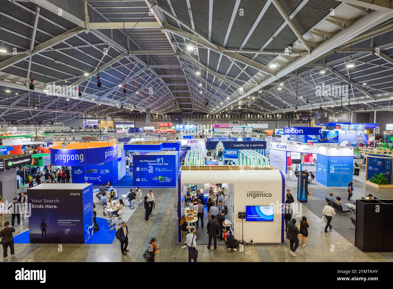 07. November 2024, Singapur: Weitwinkelansicht der Messestände beim Fintech Festival 2024 auf der Singapore Expo Convention mit vielen Technologien Stockfoto