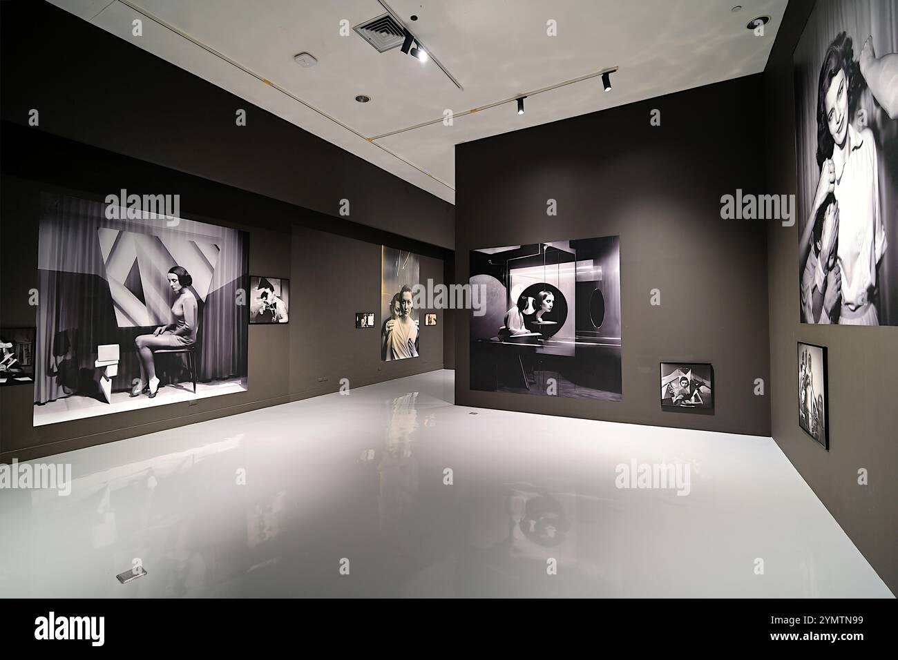 Das BACC wurde mit hohen Räumen für große Kunstwerke gestaltet, die hier mit fotografischen Exponaten in der Hauptgalerie im 8. Stock zu sehen sind Stockfoto