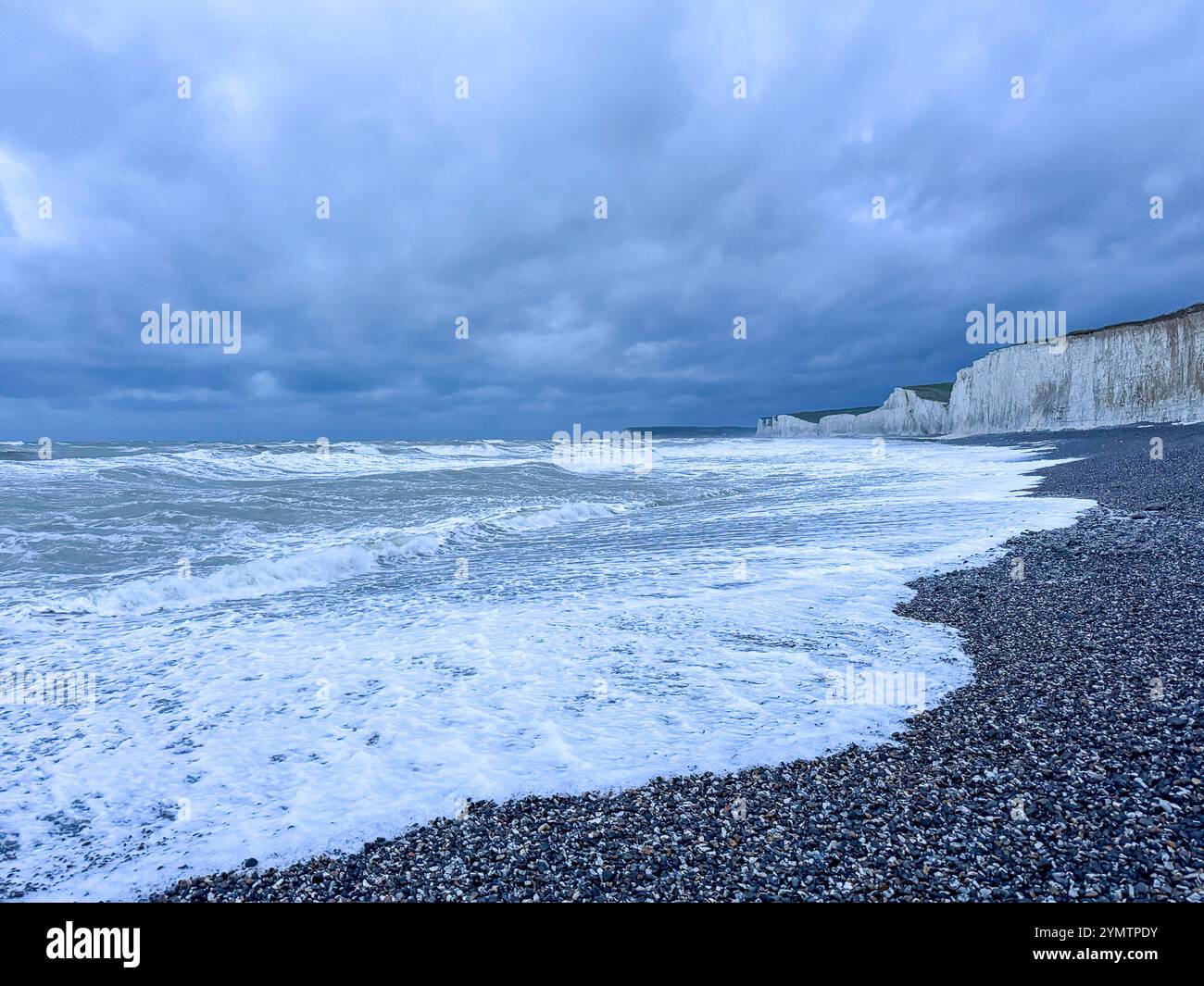 Birling Gap, Eastbourne. November 2024. Sturmwind, große Wellen und treibender Regen trafen heute Morgen die Südküste, als Sturm Bert an Land kam. Das Met Office hat heute von 15 bis 21 Uhr eine gelbe Wetterwarnung für die Südküste ausgegeben, da sich der Sturm Bert intensivieren wird. Große Wellen, die in Birling Gap in Eastbourne in East Sussex brechen. Das Gelände gehört dem National Trust, der befürchtet, dass der jüngste benannte Sturm zu weiteren Einstürzen der Kreidefelsen führen könnte, wie er am 23. Oktober 2024 zu sehen war, als ein großer Teil der Klippe auf den Strand fiel. Besucher werden benachrichtigt Stockfoto