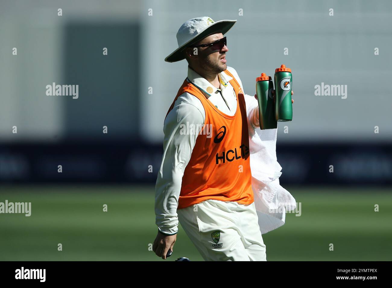 Perth Stadium, Perth, Australien. November 2024. International Test Cricket, Australien gegen Indien 1. Test Day 2; australischer Substitut Josh Inglis Credit: Action Plus Sports/Alamy Live News Stockfoto