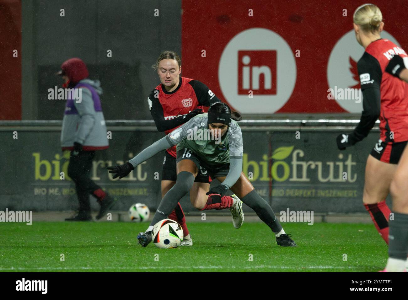 Leverkusen, Deutschland. November 2024. Leverkusen, 22. November 2024: Adrijana Mori (10 Turbine Potsdam) im Einsatz beim DFB-Pokal Frauen zwischen Bayer Leverkusen und Carl Zeiss Jena im Ulrich-Haberland-Stadion in Leverkusen. (Qianru Zhang/SPP) Credit: SPP Sport Press Photo. /Alamy Live News Stockfoto