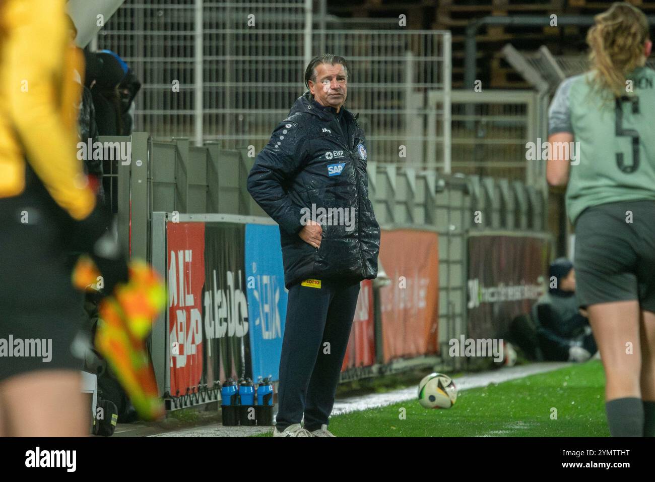 Leverkusen, Deutschland. November 2024. Leverkusen, 22. November 2024: Cheftrainer Kurt Russ stand beim DFB-Pokal Frauen zwischen Bayer Leverkusen und Carl Zeiss Jena im Ulrich-Haberland-Stadion in Leverkusen an der Seitenlinie. (Qianru Zhang/SPP) Credit: SPP Sport Press Photo. /Alamy Live News Stockfoto