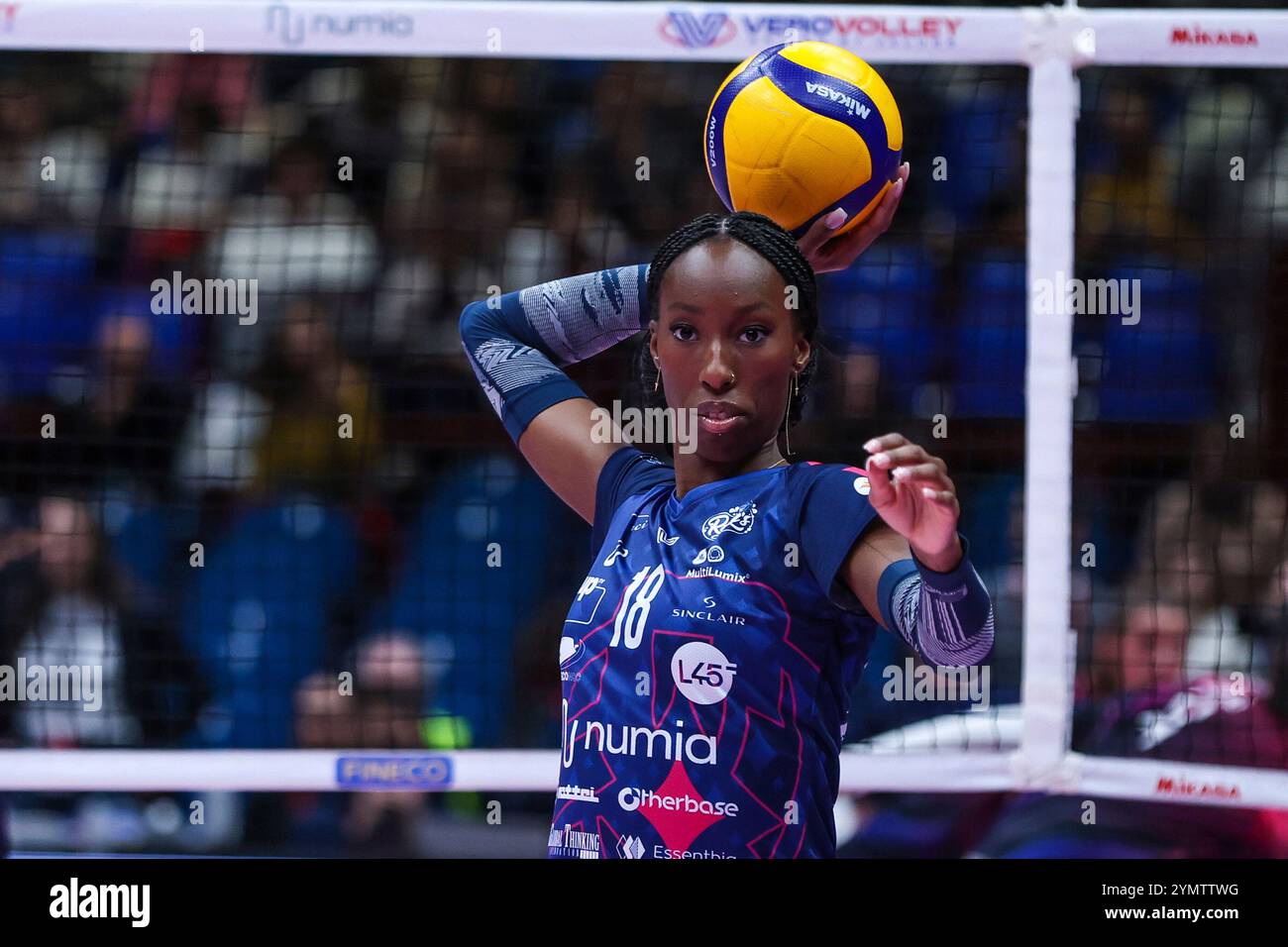 Assago, Italien. November 2024. Paola Egonu #18 von Numia Vero Volley Milano sieht sich beim Spiel der Volley Serie A Frauen 2024/25 zwischen Numia Vero Volley Milano und Prosecco Doc Imoco Conegliano im Unipol Forum an. Endergebnis Numia Vero Volley Milano 0 | 3 Prosecco Doc Imoco Conegliano Credit: dpa/Alamy Live News Stockfoto