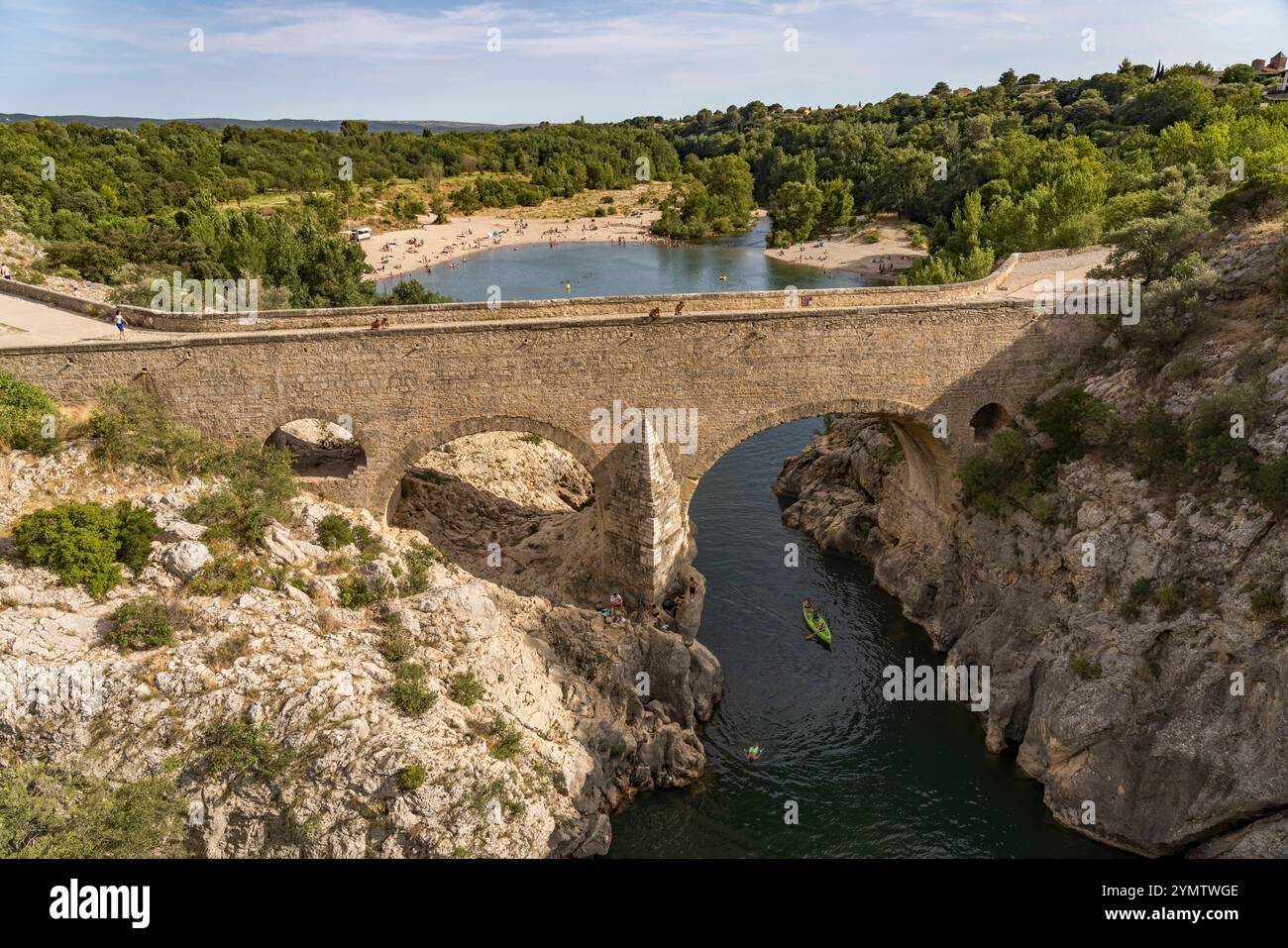 Pont du Diable Brücke und Strand der Pont du Diable bei Saint-Jean-de-Fos, Frankreich, Europa-Brücke und Strand Pont du Diable in Saint-Jean-de-Fos, Fr. Stockfoto