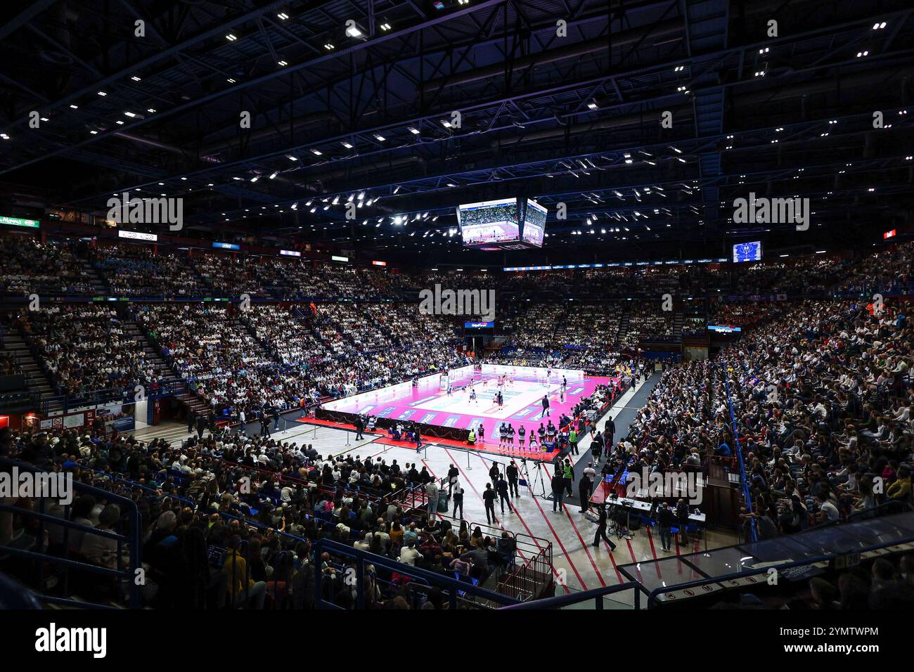 Assago, Italien. November 2024. Ein allgemeiner Blick in die Arena während des Spiels der Volley Serie A Frauen 2024/25 zwischen Numia Vero Volley Milano und Prosecco Doc Imoco Conegliano im Unipol Forum. Endergebnis Numia Vero Volley Milano 0 | 3 Prosecco Doc Imoco Conegliano Credit: dpa/Alamy Live News Stockfoto