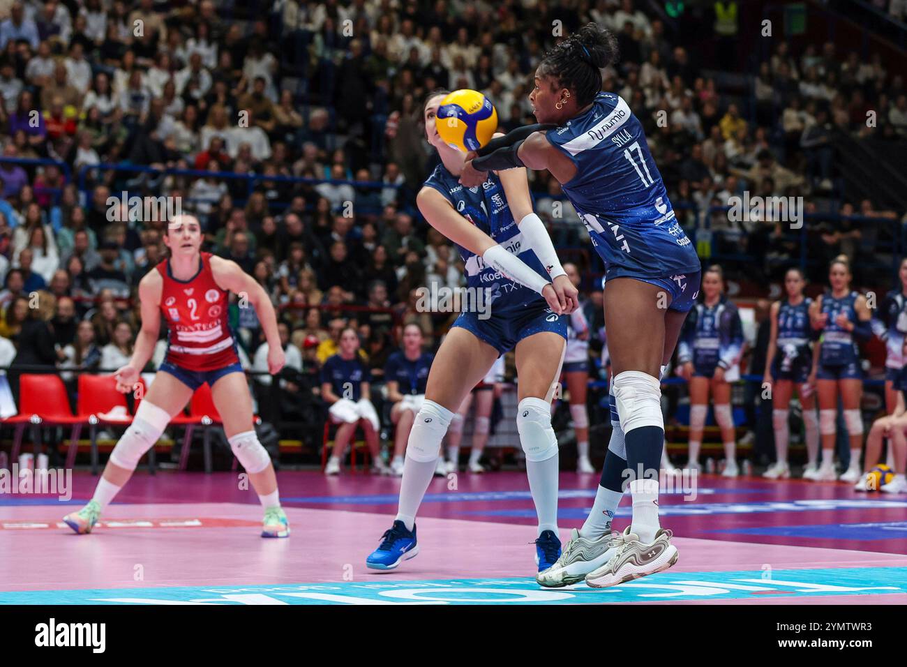 Assago, Italien. November 2024. Myriam Sylla #17 von Numia Vero Volley Milano wurde 2024/25 im Spiel zwischen Numia Vero Volley Milano und Prosecco Doc Imoco Conegliano im Unipol Forum gesehen. Endergebnis Numia Vero Volley Milano 0 | 3 Prosecco Doc Imoco Conegliano Credit: dpa/Alamy Live News Stockfoto