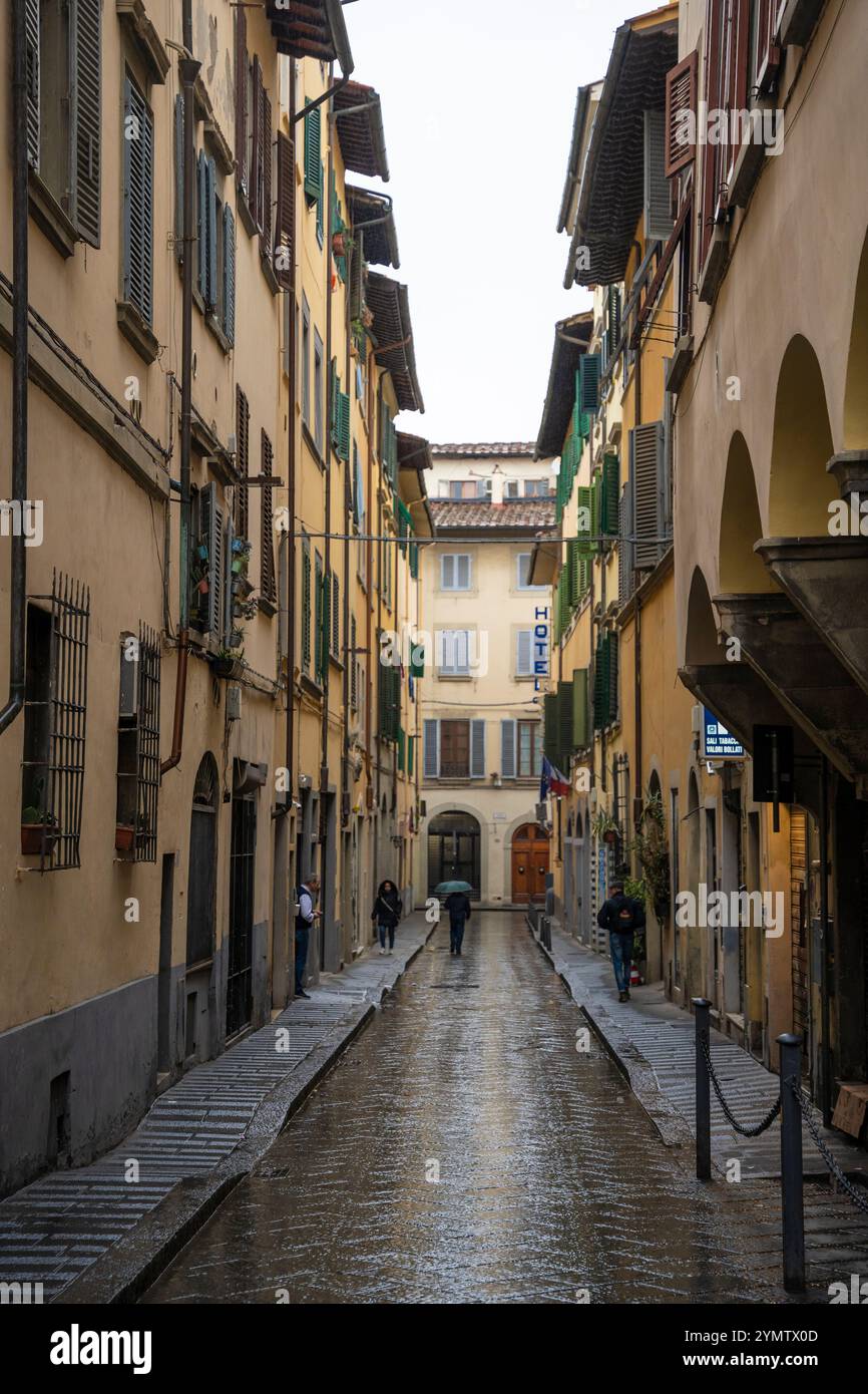 Alte mittelalterliche schmale Straße mit alter Trattoria in Florenz, Toskana, Italien. Architektur und Wahrzeichen von Florenz. Gemütliches Stadtbild. Florenz, Italien 06,0 Stockfoto