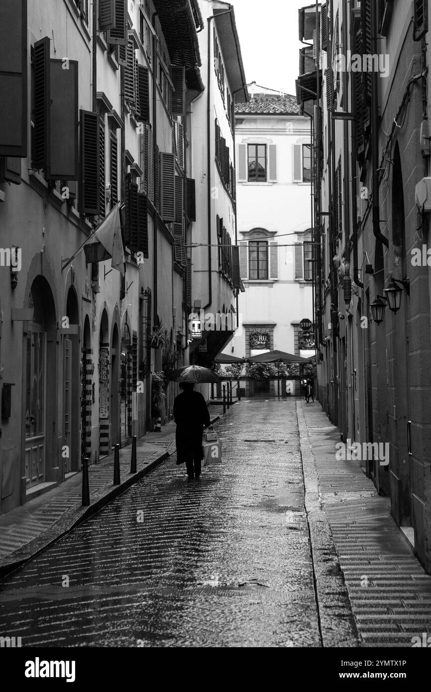 Alte mittelalterliche schmale Straße mit alter Trattoria in Florenz, Toskana, Italien. Architektur und Wahrzeichen von Florenz. Gemütliches Stadtbild. Florenz, Italien 06,0 Stockfoto