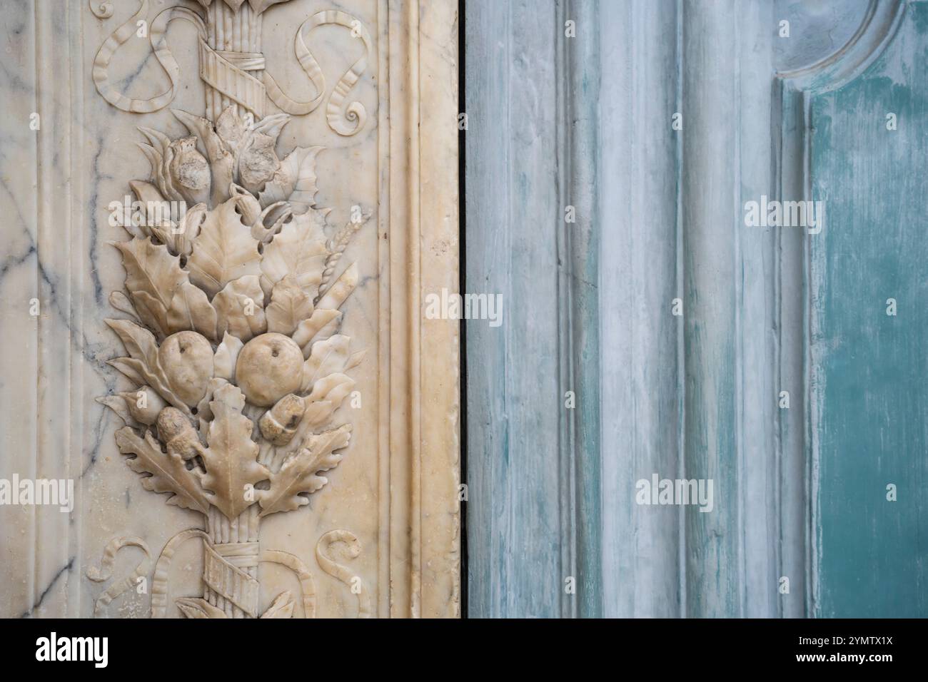 Verzierte Details auf der gotischen Marmorfassade der Basilika Santa Maria Novella aus dem 14. Jahrhundert, der wichtigsten Dominikanerkirche der Stadt in Florenz, Italien Stockfoto