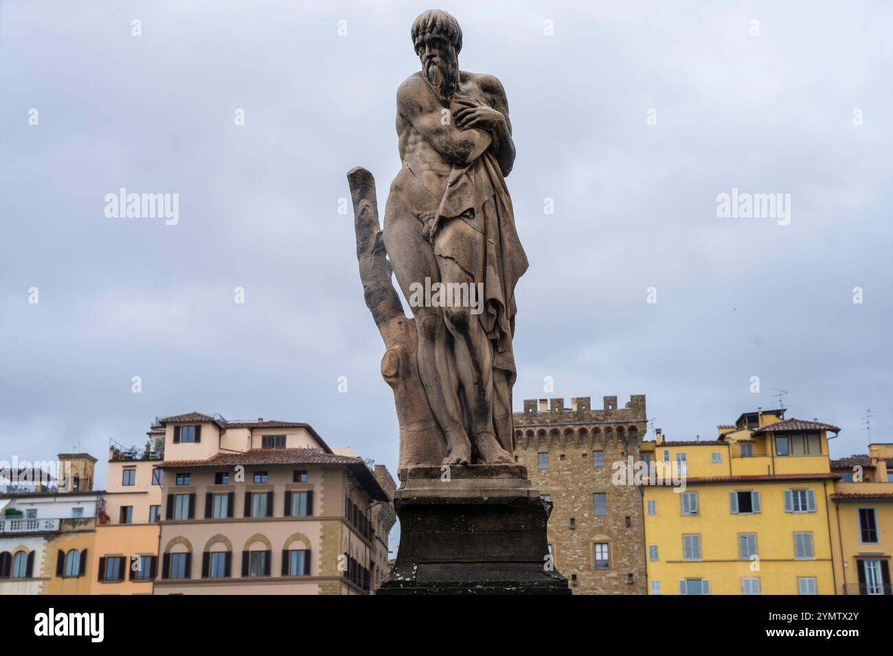 Winterstatue von Taddeo Landini neben der Ponte di Santa Trinita oder der Heiligen Dreifaltigkeitsbrücke in Florenz, Toskana 06.01.2024 Stockfoto