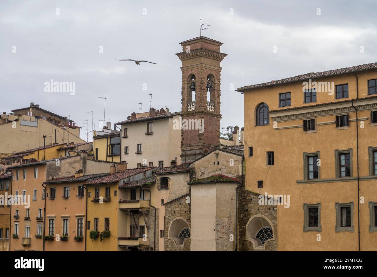 Sie können den Fluss Arno, mehrere spezifische italienische farbenfrohe Gebäude auf der anderen Seite und die spektakuläre Reflexion dieser Gebäude im Wasser sehen. Florenc Stockfoto