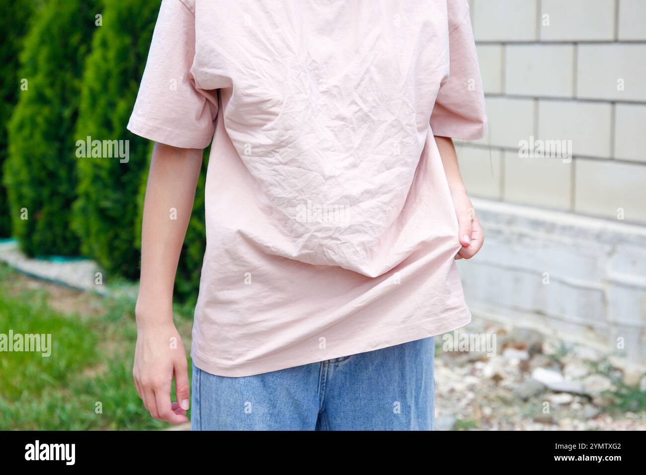 Die Frau trug ein gerolltes T-Shirt. Stockfoto