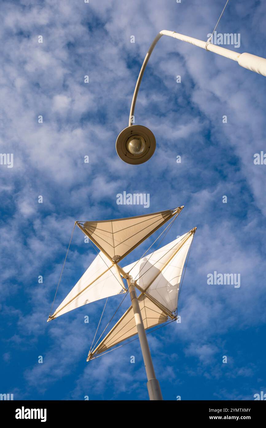 Dekorative Stangen, die sich mit dem Wind im alten Hafen von Genua, Italien, bewegen. Stockfoto