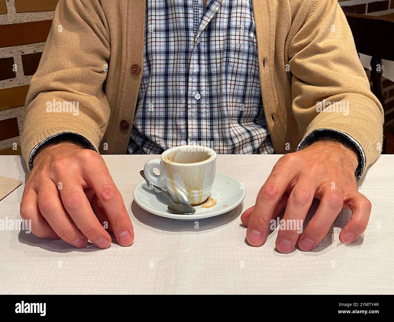 Mann und seine Tasse Kaffee. - Smartphone-aufgenommenes Stockfoto